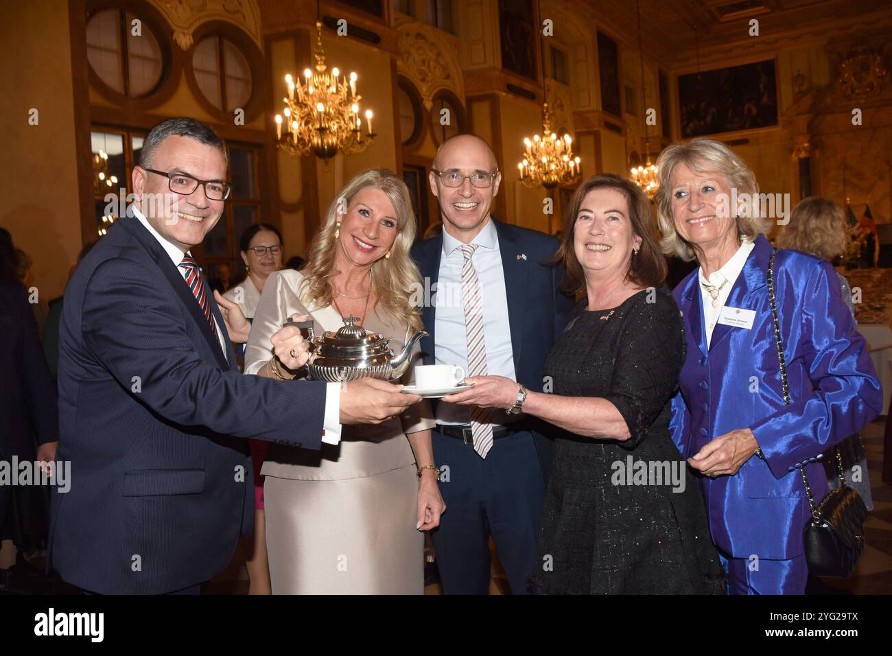 Florian Herrmann, Leiter der Staatskanzlei und Staatsminister fuer Bundesangelegenheiten und Medien Karin Baumueller-Soeder, Ministerpreasident Dr Markus Soeder Gattin US- Dr James Miller, US-Generalkonsul Muenchen Andrea Hellmann Praesidentin Deutsch Amerikanischer Frauenclub Muenchen Susatoranne Ahrens Docteur Muenchen 05.11.2024 Kaiserz Sileder Président de l'État allemand des médias et ministre allemand de l'État allemand de la musique, président de l'État allemand, M. Florikanisch Baufiz Banque D'Images