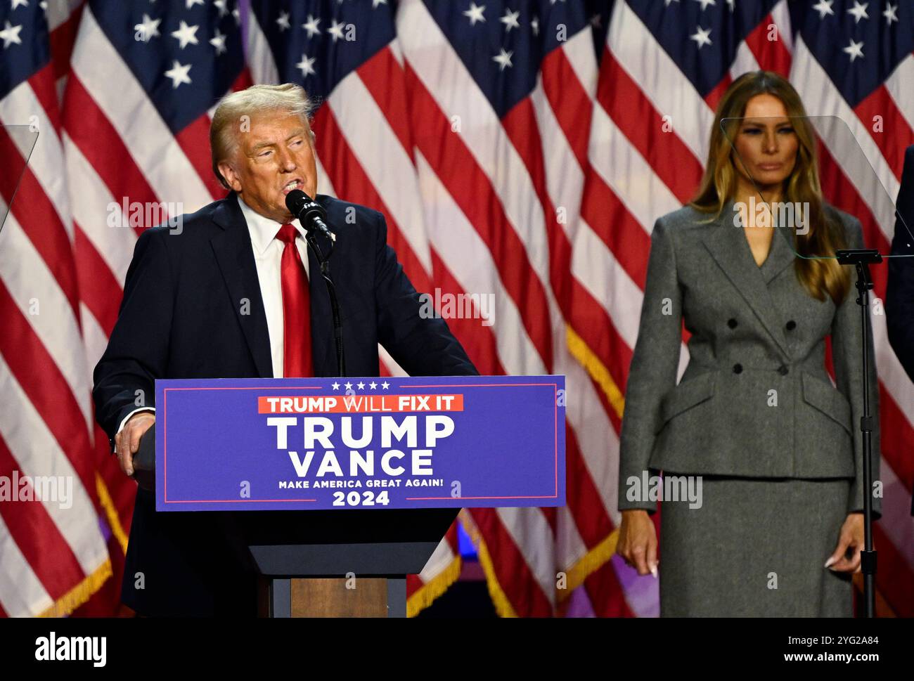 Palm Beach, États-Unis. 05 novembre 2024. L’ancienne première dame Melania Trump écoute l’ancien président des États-Unis Donald Trump prononcer un discours du Palm Beach Convention Center lors de la Trump Campaign Election Night Watch Party à West Palm Beach, en Floride, le mercredi 5 novembre 2024. Certains médias ont appelé la course en faveur de l'ancien président et d'autres n'ont pas encore pris de décision. Photo de Joe Marino/UPI crédit : UPI/Alamy Live News Banque D'Images