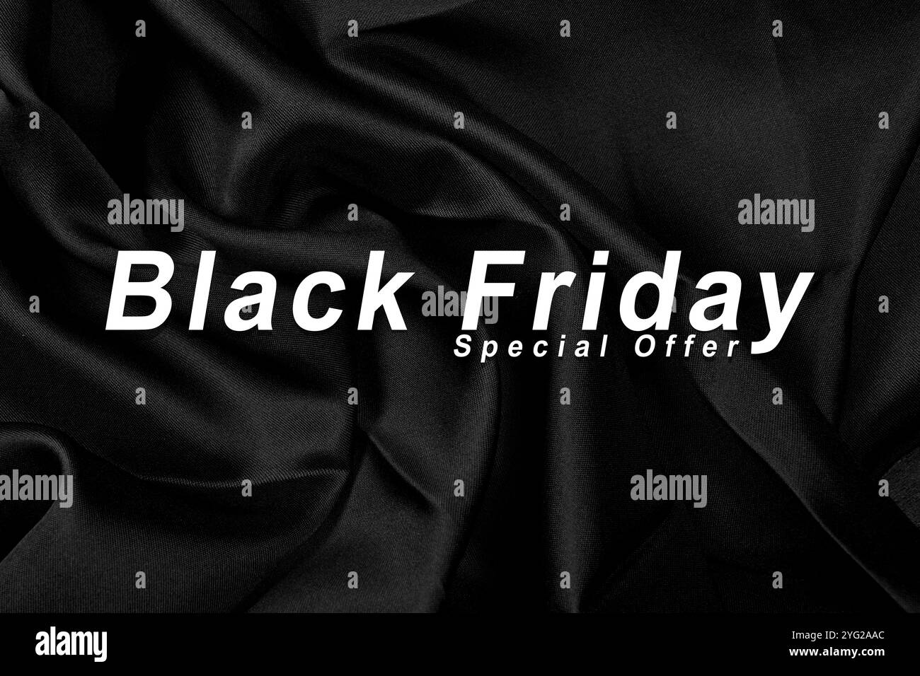 Texte de l'offre spéciale Black Friday sur fond noir. Copier l'espace. Pose à plat. Concept de vente vendredi fou Banque D'Images