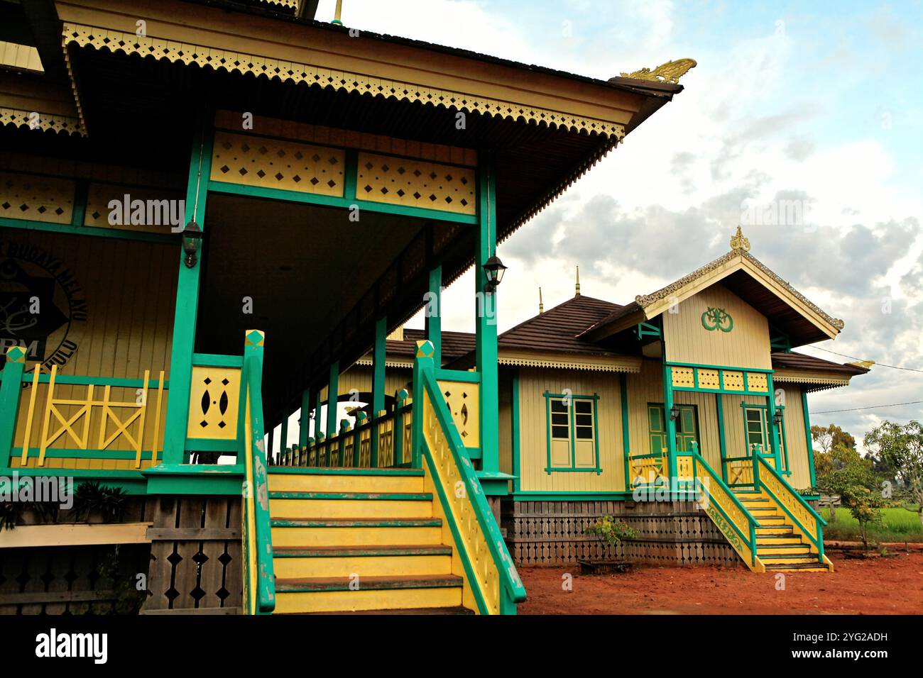 Le bâtiment du Majelis Adat Budaya Melayu (conseil traditionnel de la culture malaise) à Putussibau, Kapuas Hulu, Kalimantan occidental, Indonésie. Banque D'Images