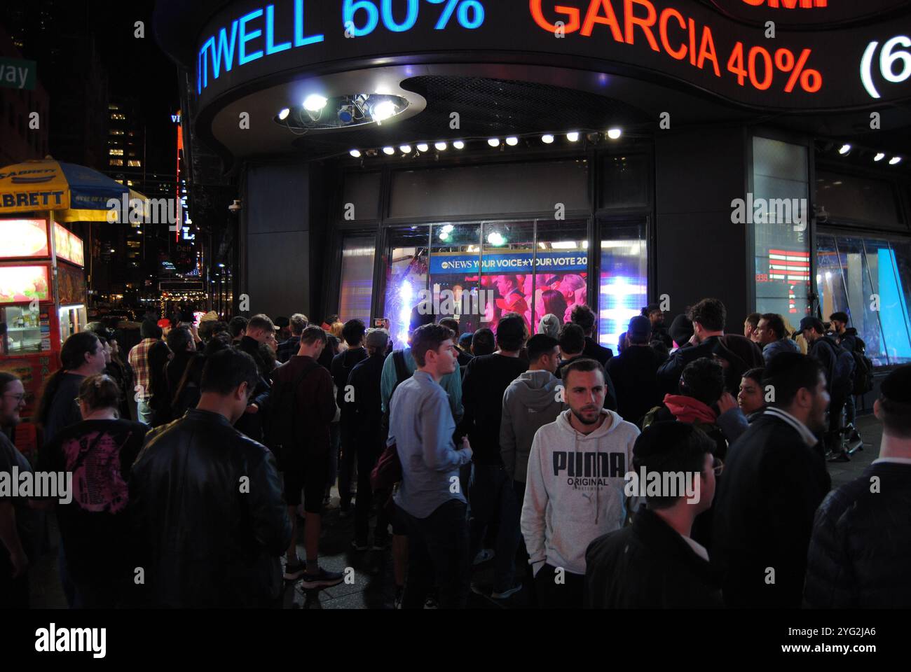 New York City, New York, États-Unis - 05 novembre 2024 : la nuit de l'élection présidentielle américaine se déroule à Times Square. Banque D'Images