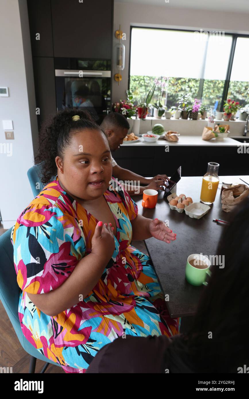 Femme atteinte du syndrome de Down en cuisine Banque D'Images