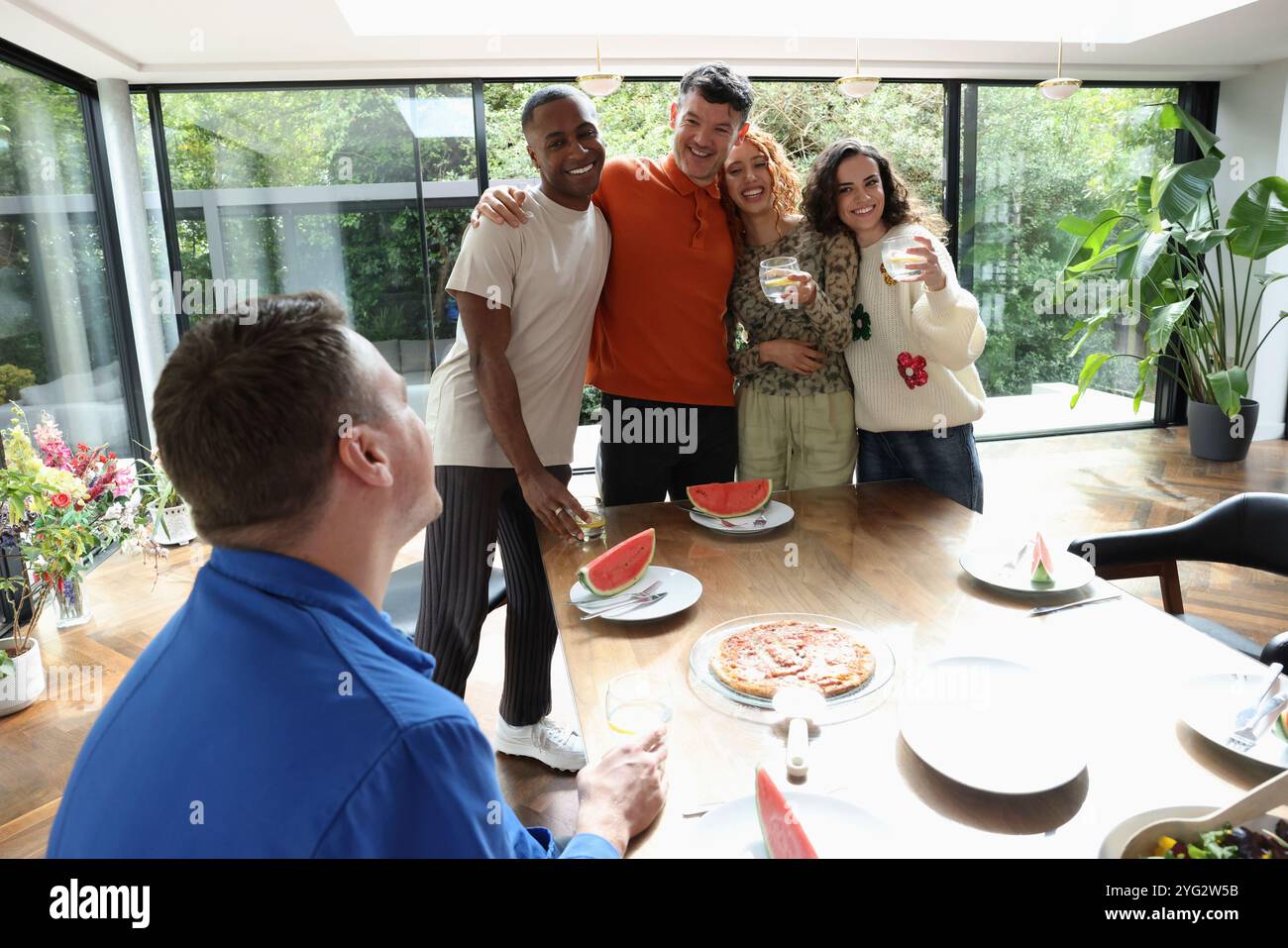 Amis souriants à table Banque D'Images Amis souriants à table Banque D'Images