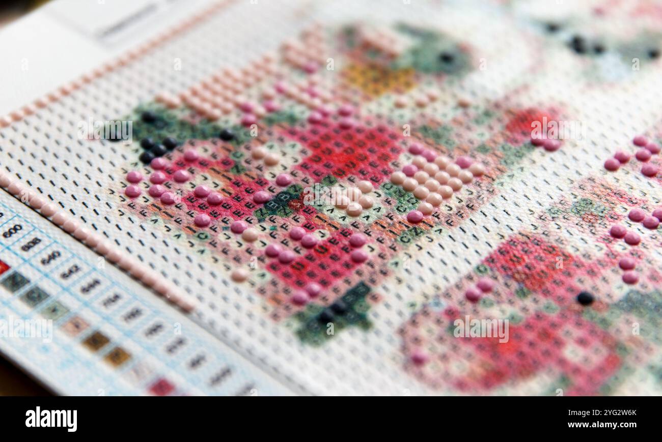Processus créatif manuel de création et de collecte de peinture 3D de beauté à partir de strass ronds multicolores acryliques Banque D'Images