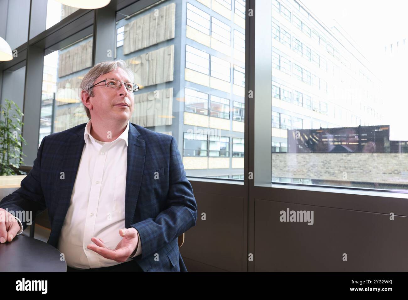 Businessman sitting in office Banque D'Images