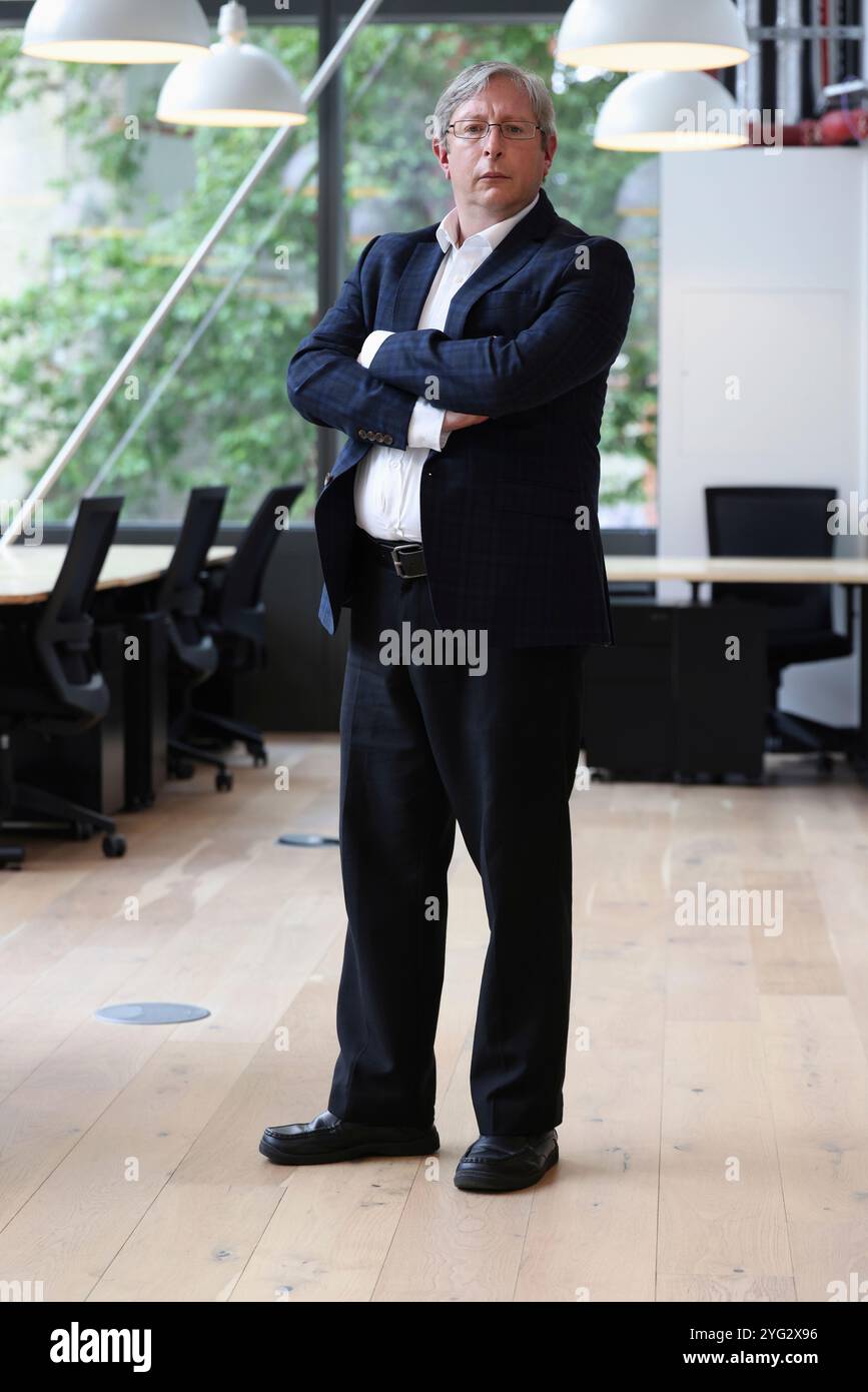 Businessman standing in office Banque D'Images