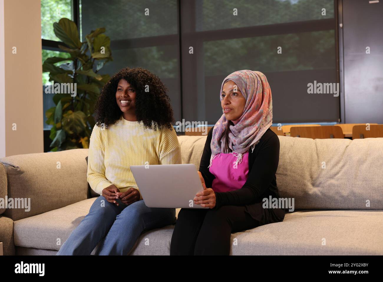 Femmes assises sur le canapé dans le bureau moderne Banque D'Images