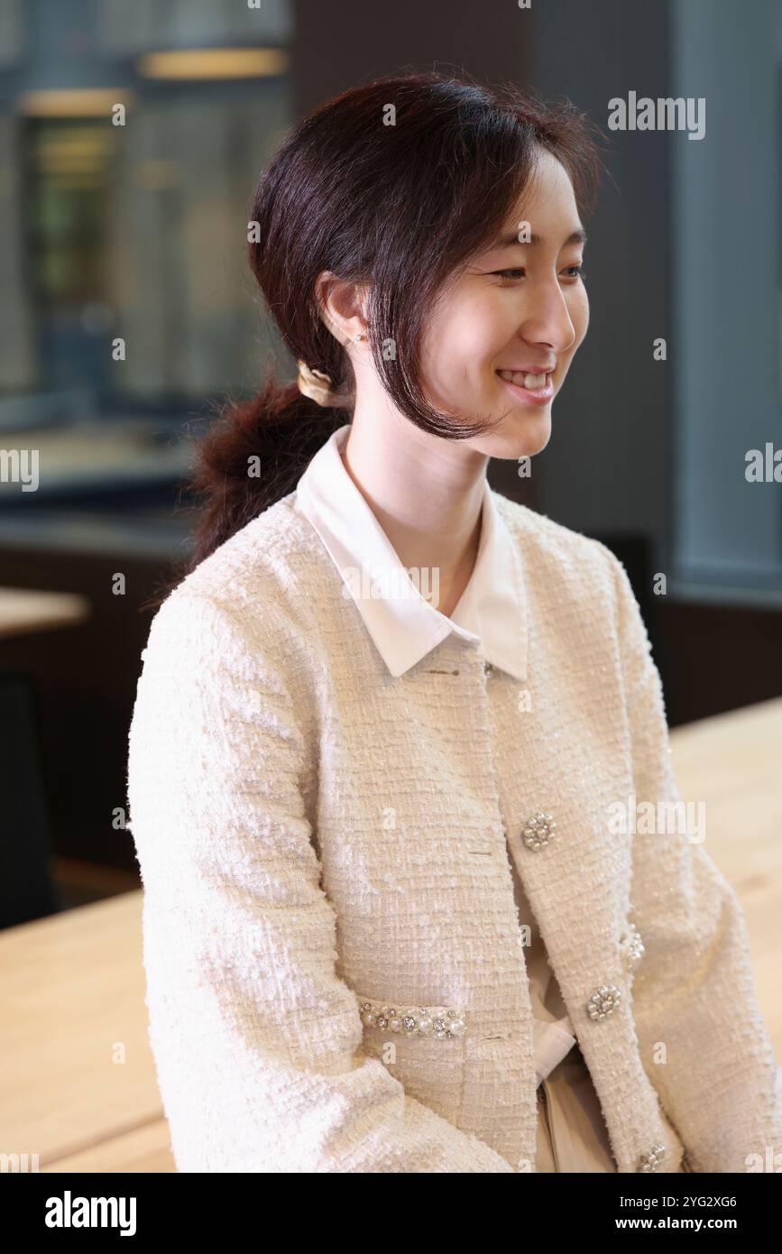 Smiling woman in office Banque D'Images