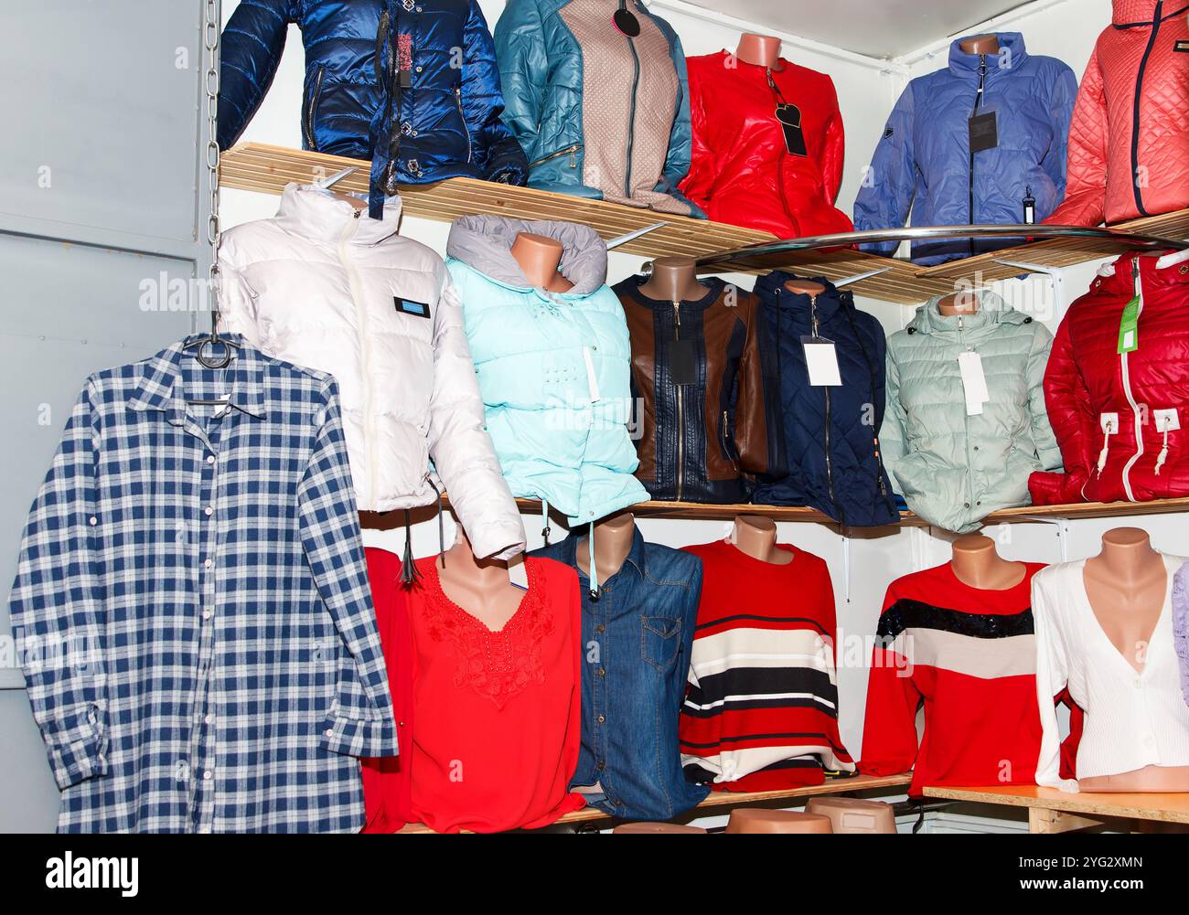 Collection d'automne de vestes de beauté de différentes couleurs habillées dans des mannequins à vendre Banque D'Images