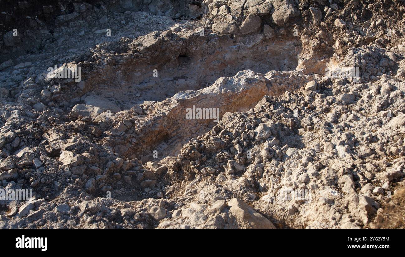 Les archéologues ont creusé un trou à flanc de colline pour rechercher des objets historiques et des découvertes.Travaux archéologiques Banque D'Images