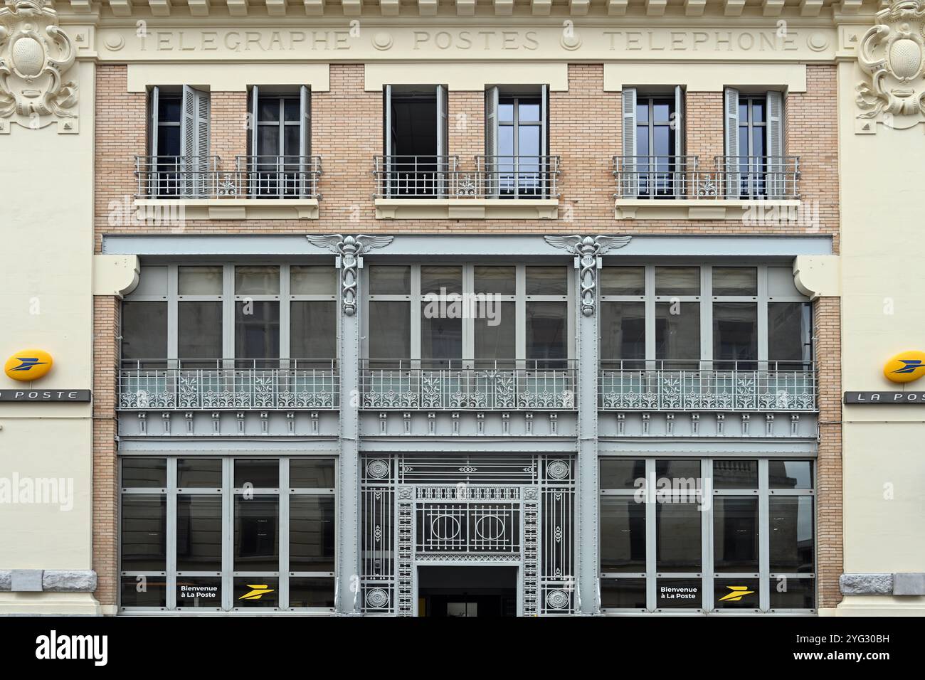 Motif de fenêtre belle Epoque architecture ou Early Modern Building Hôtel des postes télégraphe et téléphone (1908-1911) Tarbes Hautes-Pyrénées France Banque D'Images