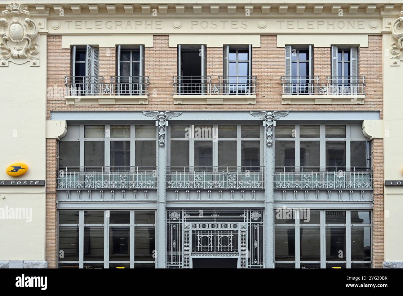 Motif de fenêtre belle Epoque architecture ou Early Modern Building Hôtel des postes télégraphe et téléphone (1908-1911) Tarbes Hautes-Pyrénées France Banque D'Images