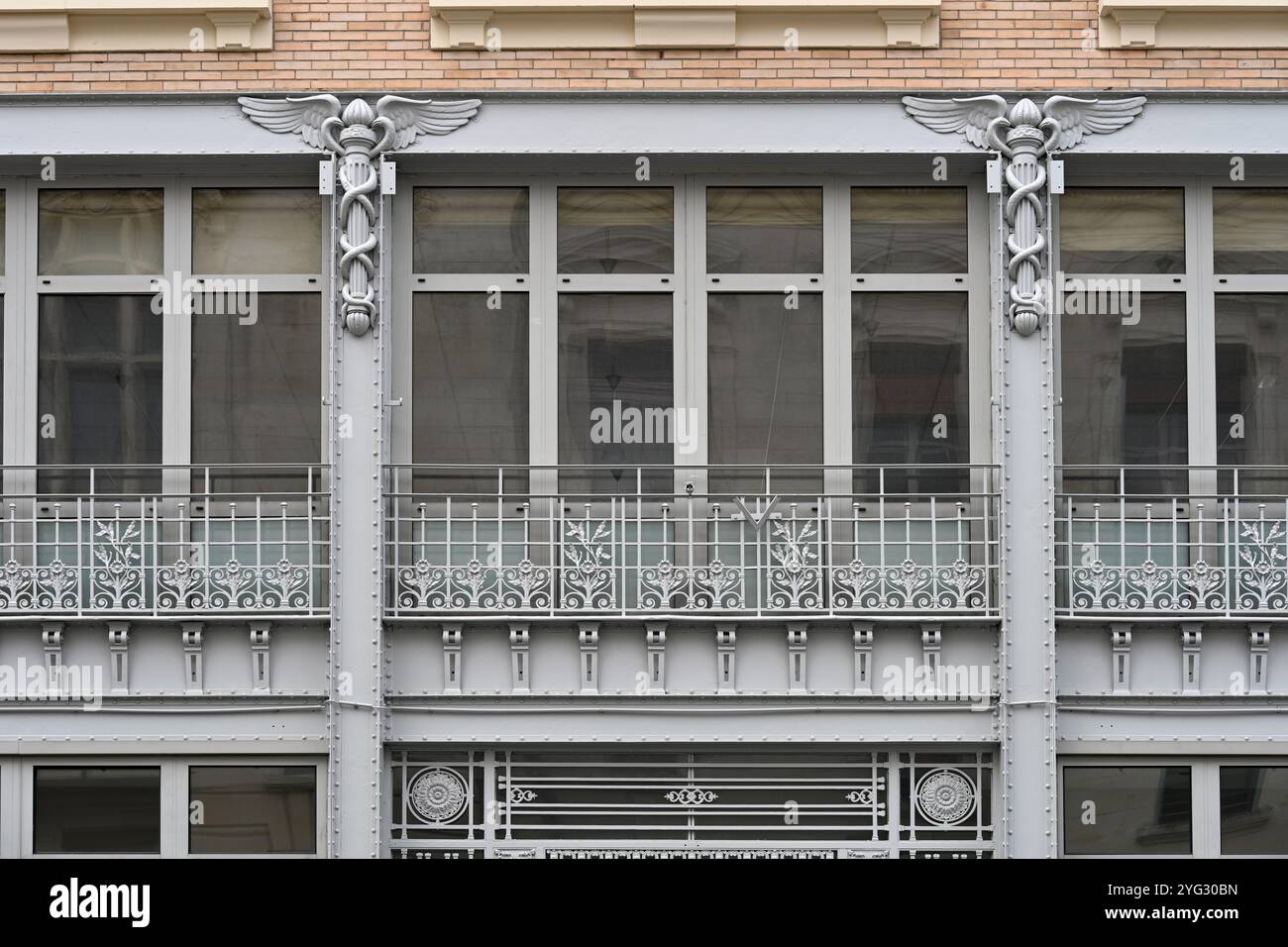 Motif de fenêtre belle Epoque architecture ou Early Modern Building Hôtel des postes télégraphe et téléphone (1908-1911) Tarbes Hautes-Pyrénées France Banque D'Images Motif de fenêtre belle Epoque architecture ou Early Modern Building Hôtel des postes télégraphe et téléphone (1908-1911) Tarbes Hautes-Pyrénées France Banque D'Images