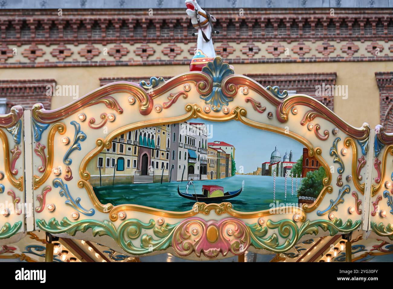 Peinture naïve ou populaire de Venise avec gondole sur Carrousel, Carrousel, Merry-Go-Round, Galloper ou rond-point Banque D'Images
