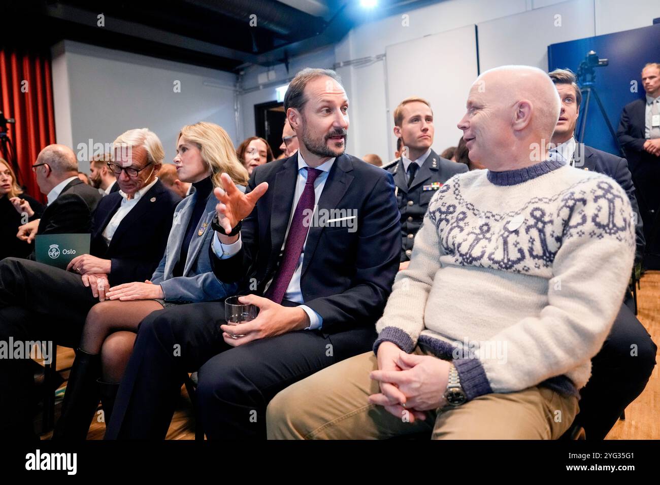 Oslo 20241106. Le prince héritier norvégien Haakon lors de l'ouverture du Holmliaseminaret 2024. Le maire d'Oslo Anne Lindboe (H) et le directeur général de Holmliaseminaret Ingvild Stjernen Tislov sont également présents. Photo : Beate Oma Dahle / NTB Banque D'Images