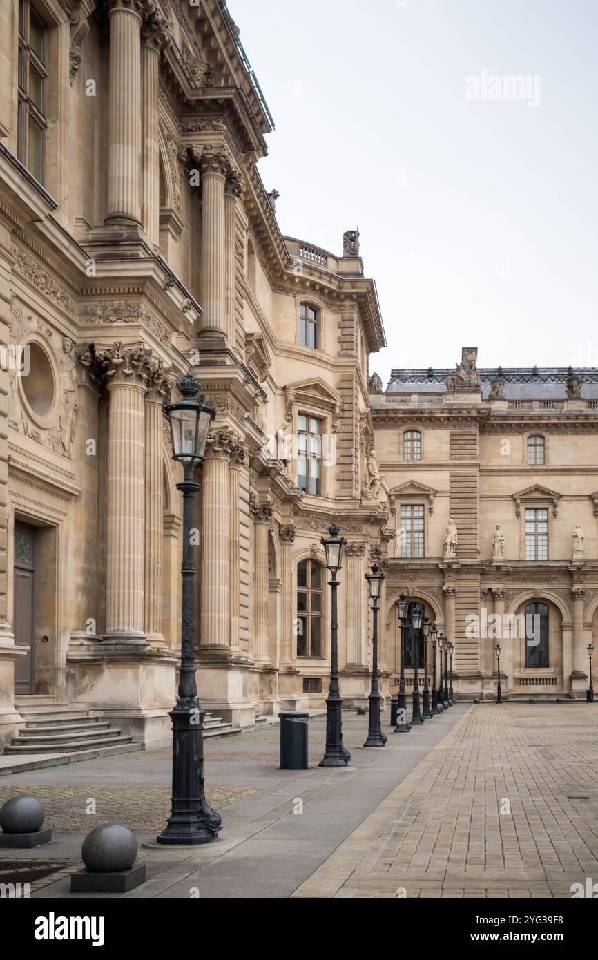 Place des pyramides du Musée du Louvre à Paris - côté 1 Banque D'Images