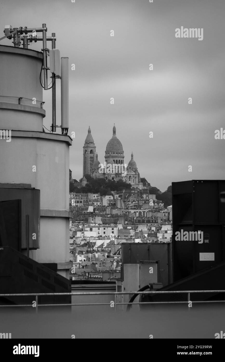 La basilique du Sacré coeur en Noir et Blanc depuis le toit des Galeries Lafayette - 1 Banque D'Images