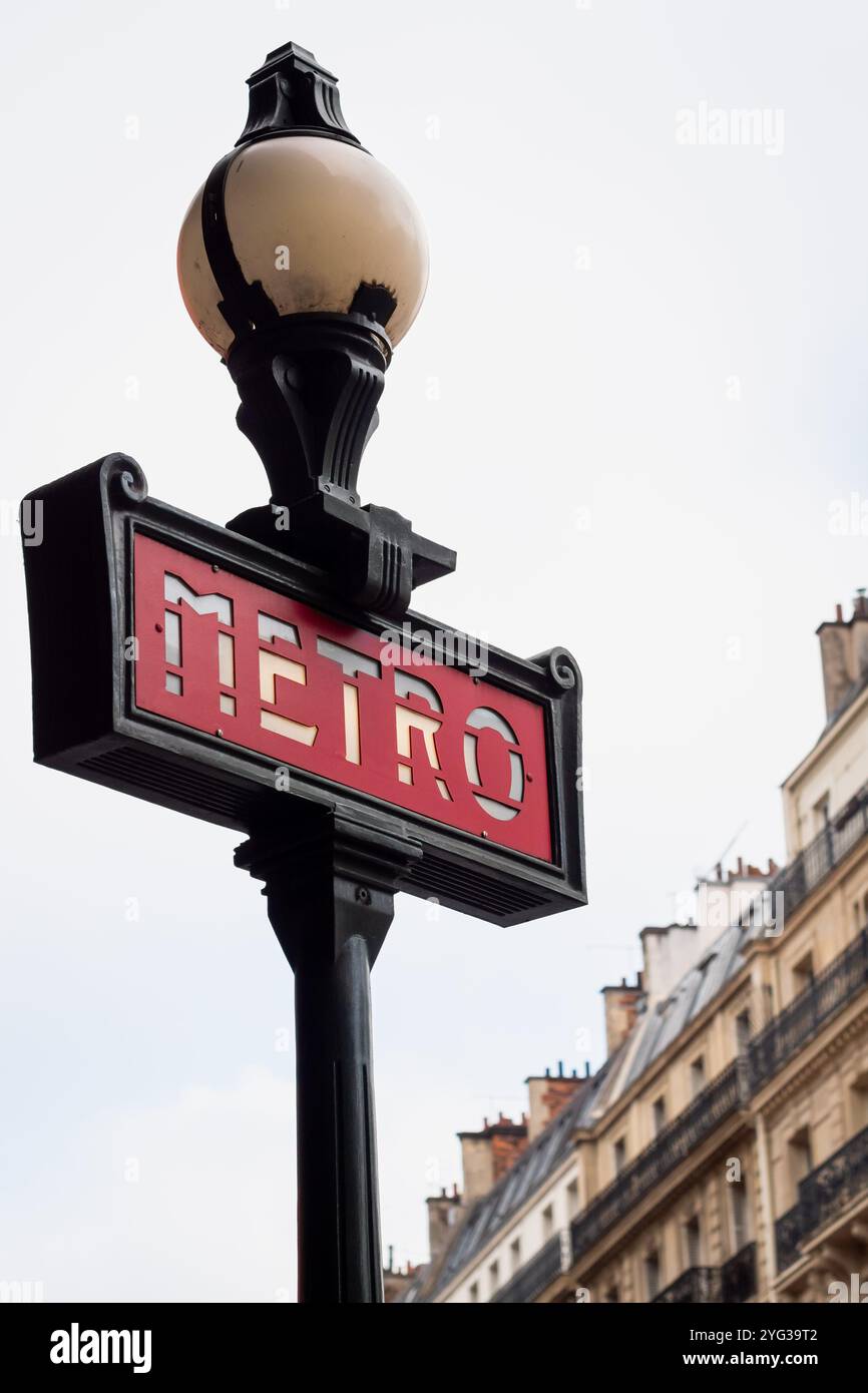Entrance paris louvre metro station Banque de photographies et d’images ...