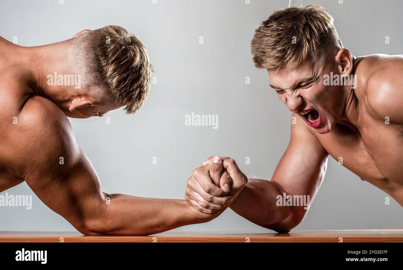 Bras de fer. Deux hommes luttent au bras. Rivalité, gros plan sur la lutte au bras masculin. Deux mains. Hommes mesurant les forces, les bras Banque D'Images
