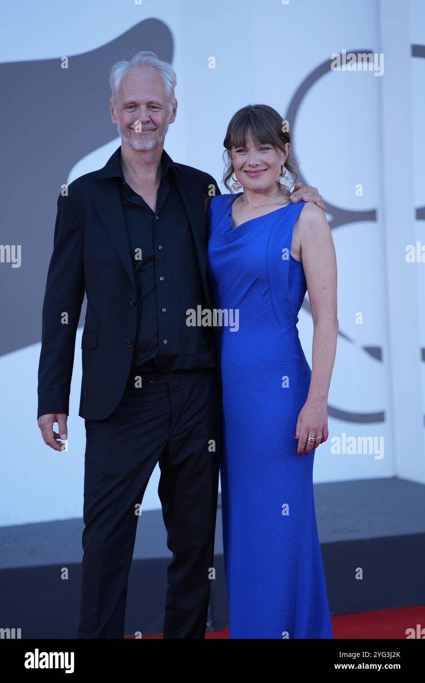 Yngve Saether et Hege Hauff Hvattum assistent au tapis rouge 'Kjaerlighet' lors du 81ème Festival International du film de Venise à Venise le 6 septembre 2024. Banque D'Images