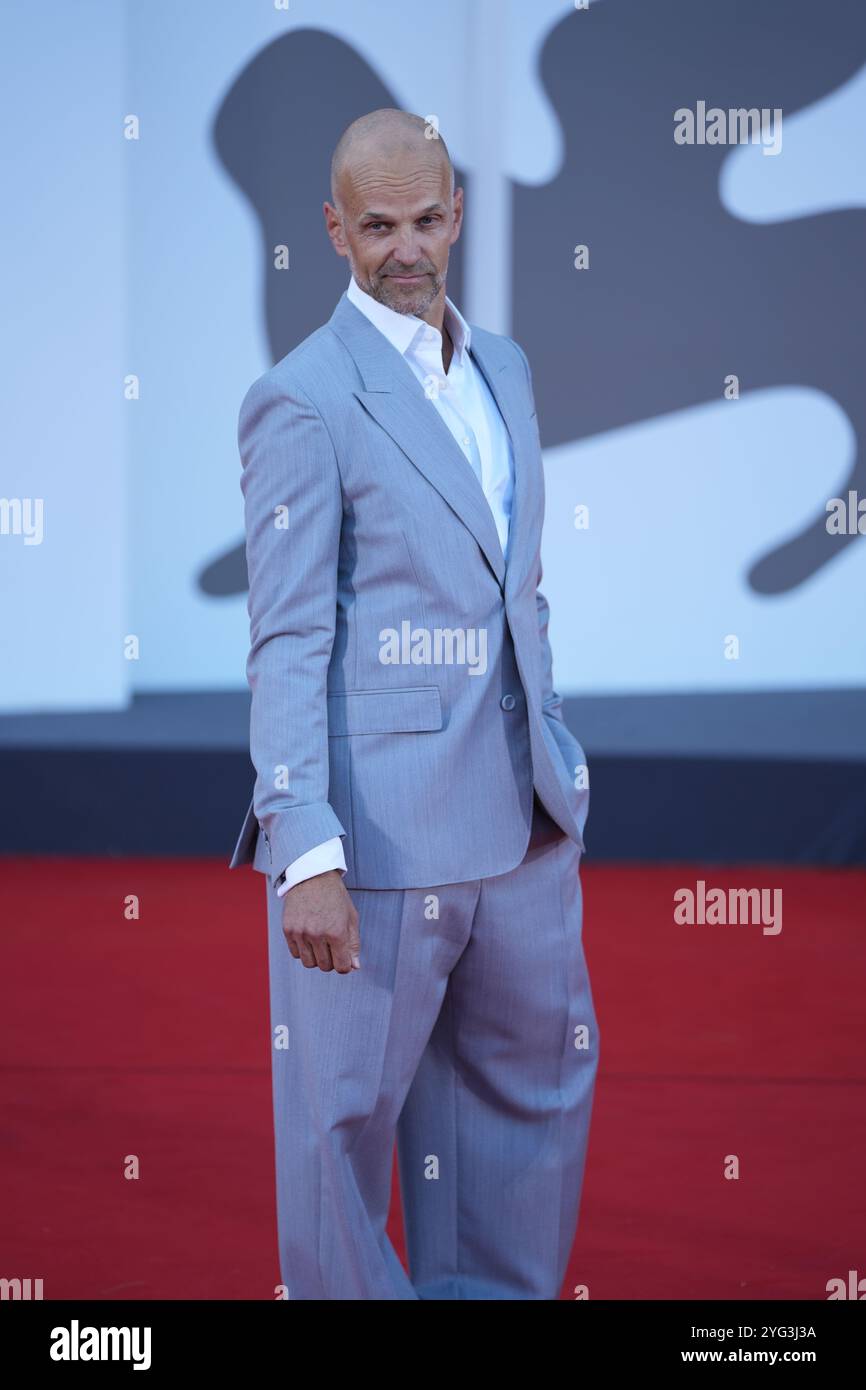 Lars Jacob Holm assiste au tapis rouge 'Kjaerlighet' lors du 81ème Festival International du film de Venise au Palazzo del Cinema à Venise le 6 septembre 2024. Banque D'Images