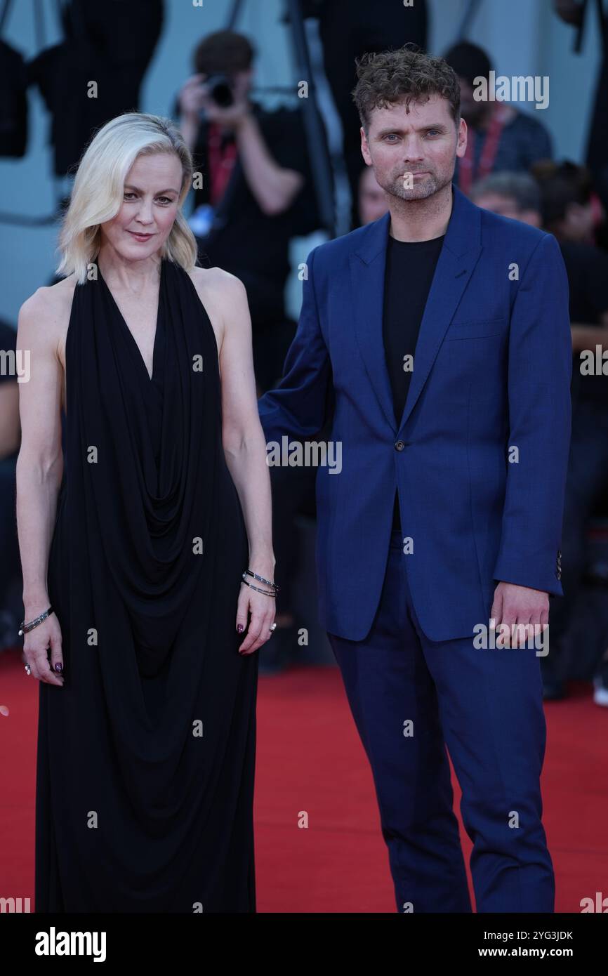 Marian Ottesen et Morten Svartveit assistent au tapis rouge 'Kjaerlighet' lors du 81ème Festival International du film de Venise à Venise le 6 septembre 2024. Banque D'Images