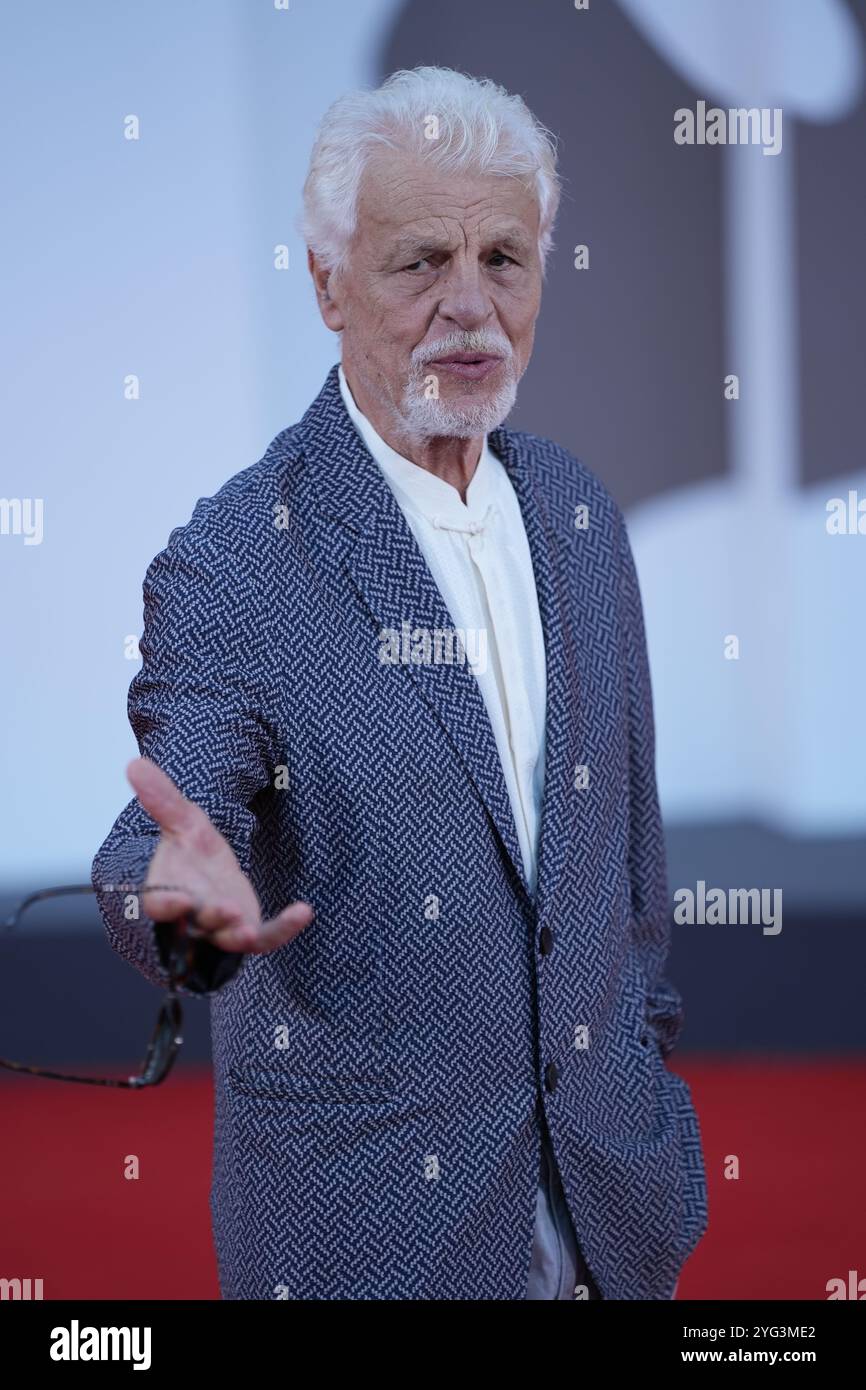 Michele Placido assiste au tapis rouge 'Kjaerlighet' lors du 81ème Festival International du film de Venise au Palazzo del Cinema à Venise le 6 septembre 2024. Banque D'Images