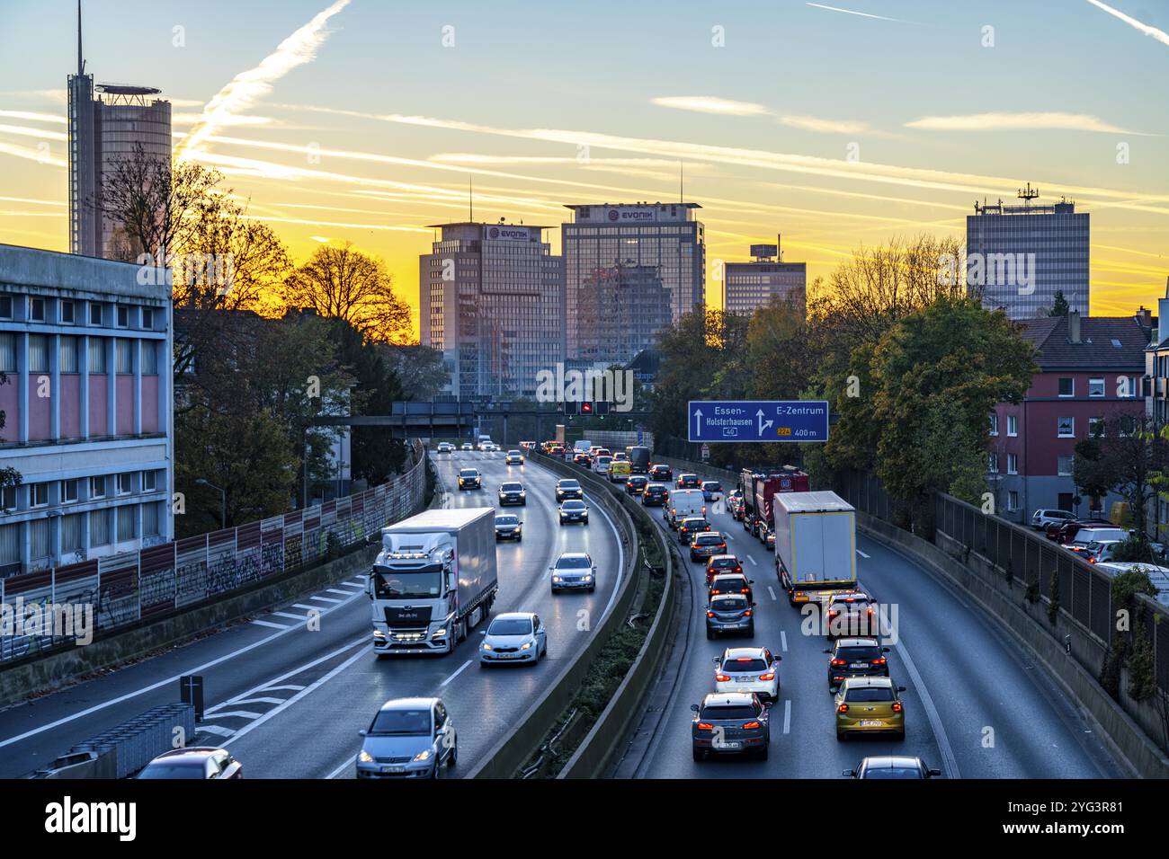Circulation nocturne, en partie avec embouteillages, circulation lente sur l'autoroute A40, horizon d'Essen, tour RWE sur la gauche, siège du Groupe Evonik Banque D'Images Circulation nocturne, en partie avec embouteillages, circulation lente sur l'autoroute A40, horizon d'Essen, tour RWE sur la gauche, siège du Groupe Evonik Banque D'Images