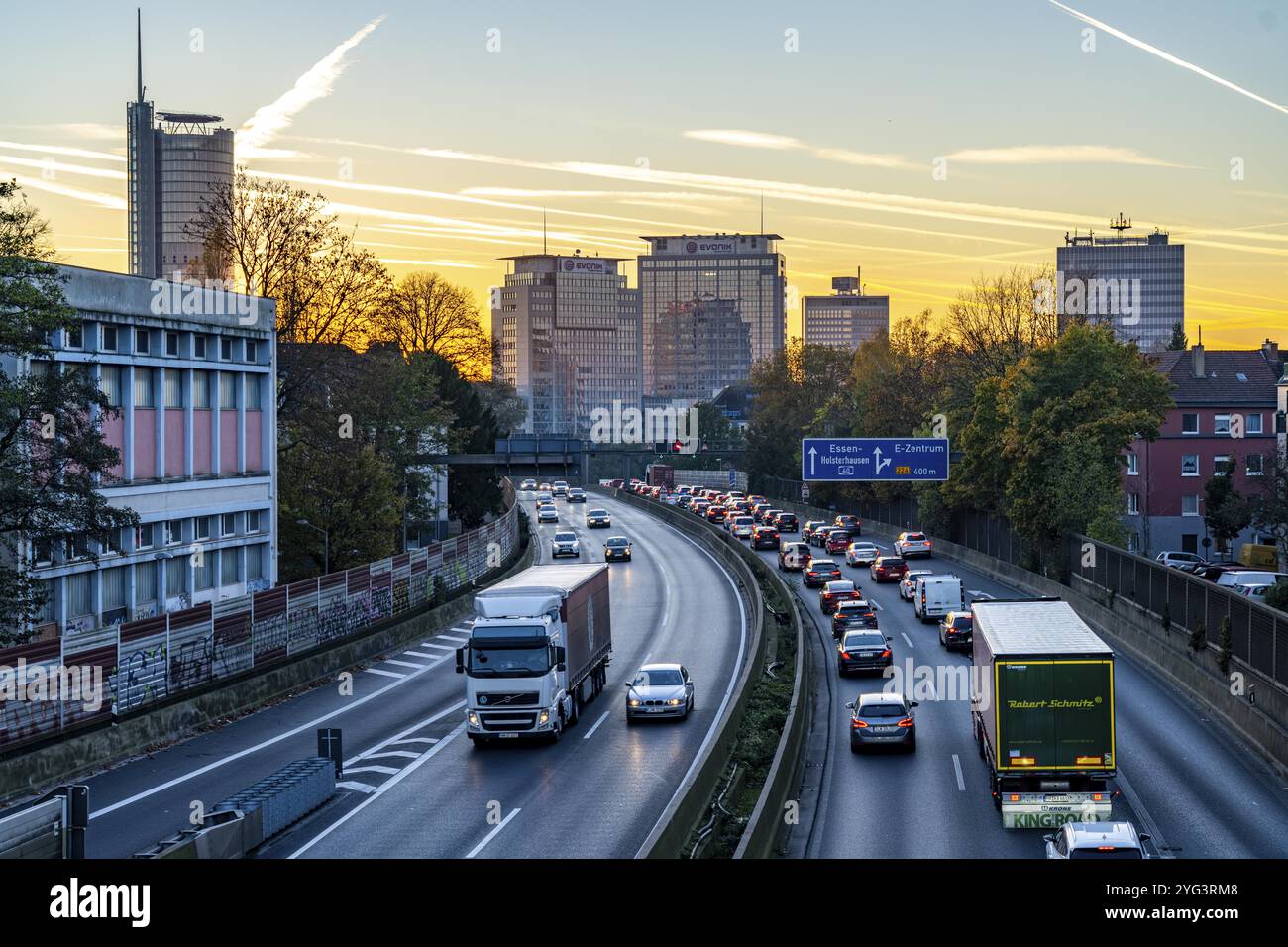 Circulation nocturne, en partie avec embouteillages, circulation lente sur l'autoroute A40, horizon d'Essen, tour RWE sur la gauche, siège du Groupe Evonik Banque D'Images Circulation nocturne, en partie avec embouteillages, circulation lente sur l'autoroute A40, horizon d'Essen, tour RWE sur la gauche, siège du Groupe Evonik Banque D'Images