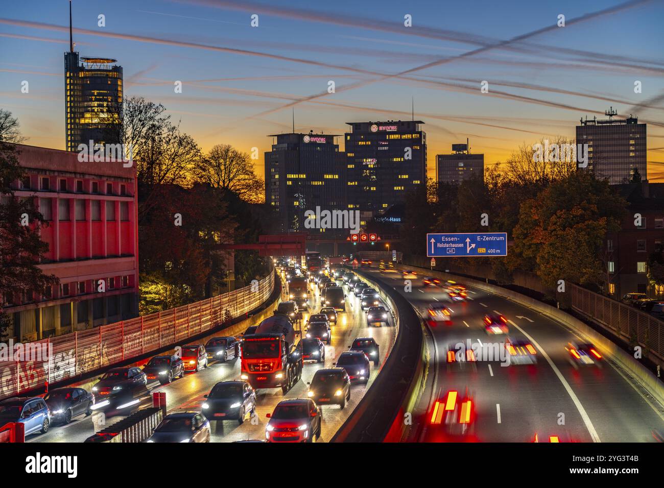 Circulation nocturne, en partie avec embouteillages, circulation lente sur l'autoroute A40, horizon d'Essen, tour RWE sur la gauche, siège du Groupe Evonik Banque D'Images Circulation nocturne, en partie avec embouteillages, circulation lente sur l'autoroute A40, horizon d'Essen, tour RWE sur la gauche, siège du Groupe Evonik Banque D'Images