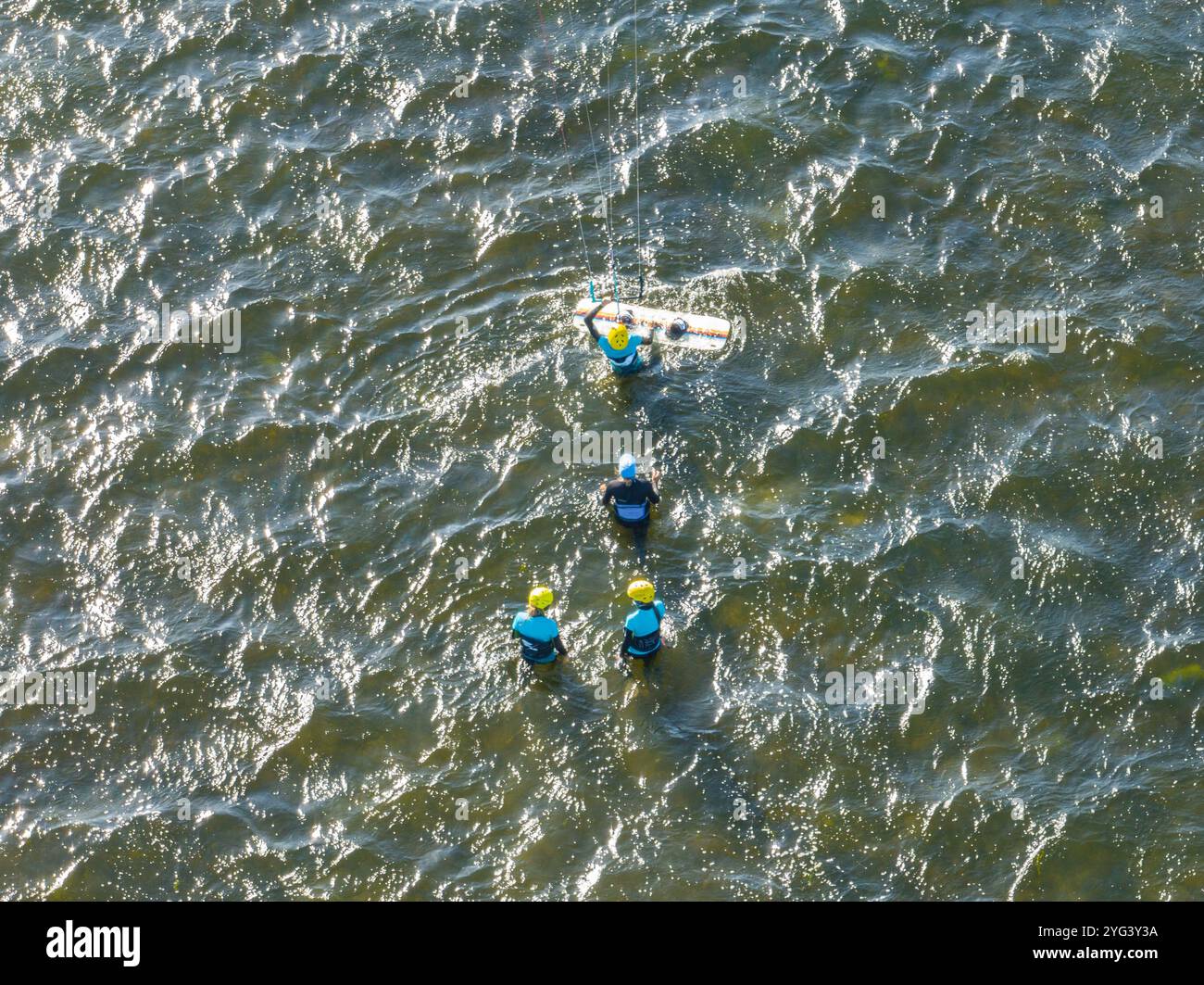 Les gens nagent sur la mer en kitesurf ou en kitesurf. Sport d'été apprendre à faire du kitesurf. Cours de kitesurf sur la baie. Kite surf sur la baie. Banque D'Images