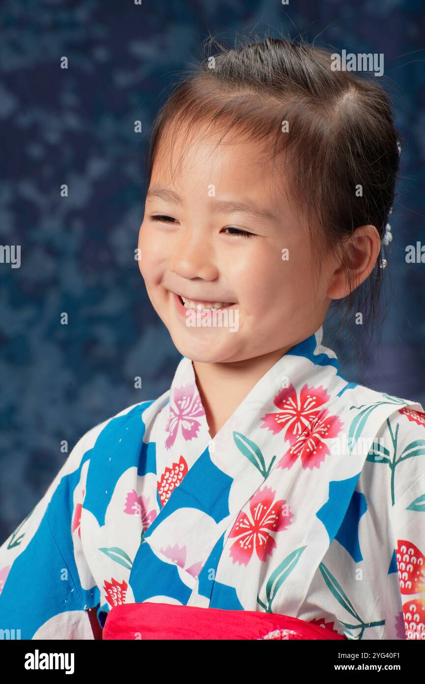 Portrait en demi-longueur d'une fille riant dans un yukata Banque D'Images