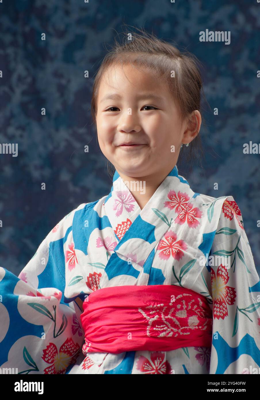 Portrait en demi-longueur d'une fille riant dans un yukata Banque D'Images