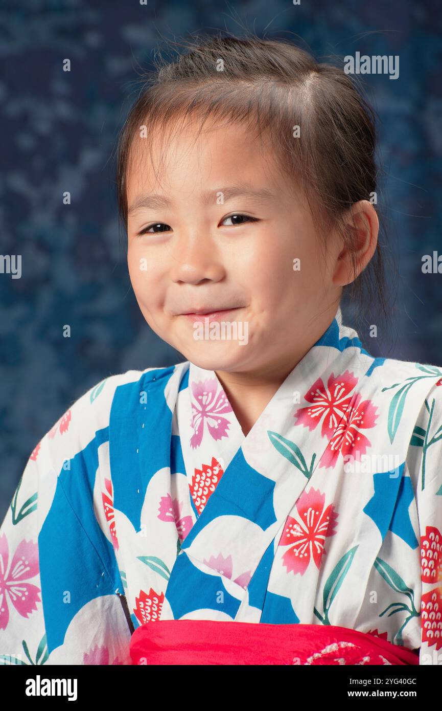 Portrait en demi-longueur d'une fille souriant dans un yukata Banque D'Images