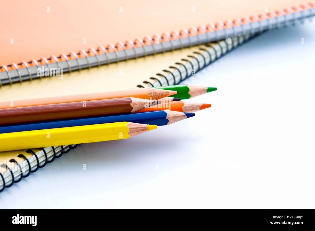 Crayons de couleur et carnet de croquis Banque D'Images
