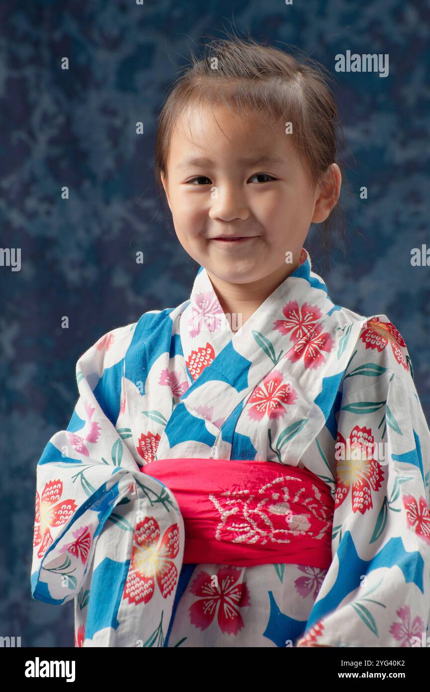 Portrait en demi-longueur d'une fille souriant dans un yukata Banque D'Images