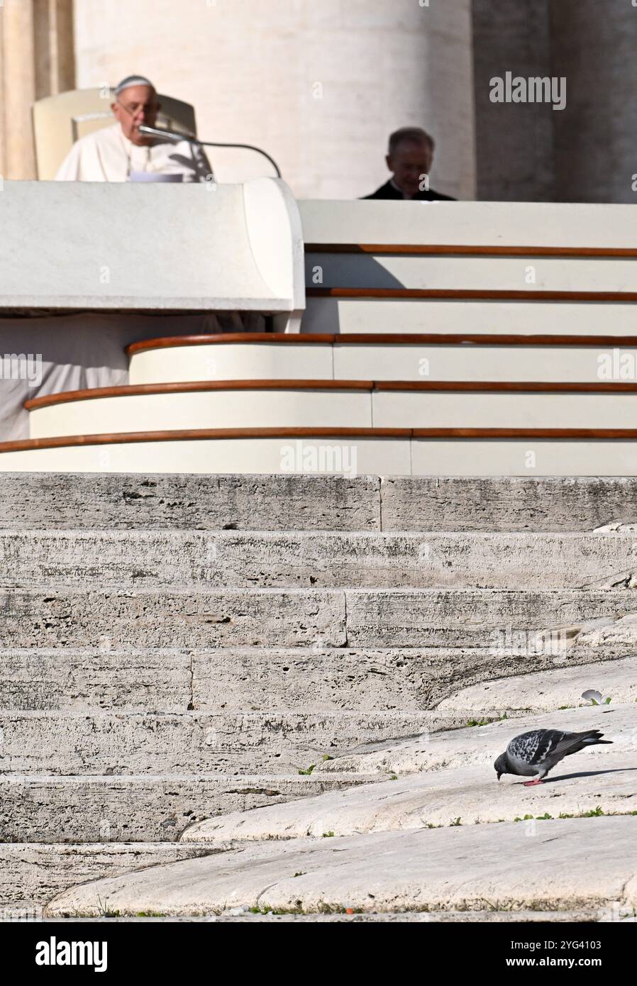 Le pape François regarde un pigeon lors de l'audience générale hebdomadaire sur la place Saint-Pierre au Vatican le 6 novembre 2024. Photo par Eric Vandeville/ABACAPRESS. COM Credit : Abaca Press/Alamy Live News Banque D'Images