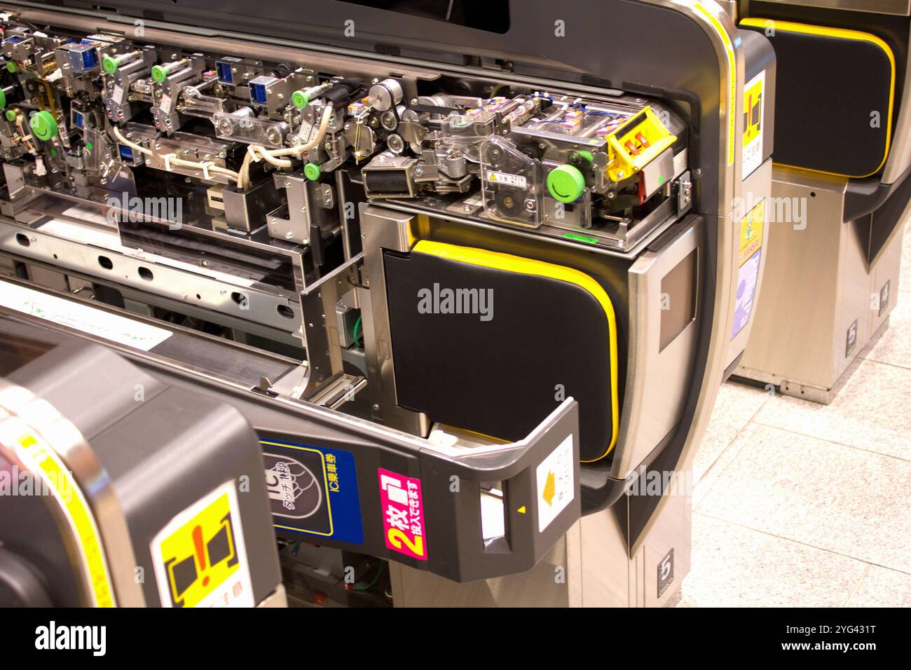 À l'intérieur d'une porte de billet automatique sur une voie ferrée Banque D'Images