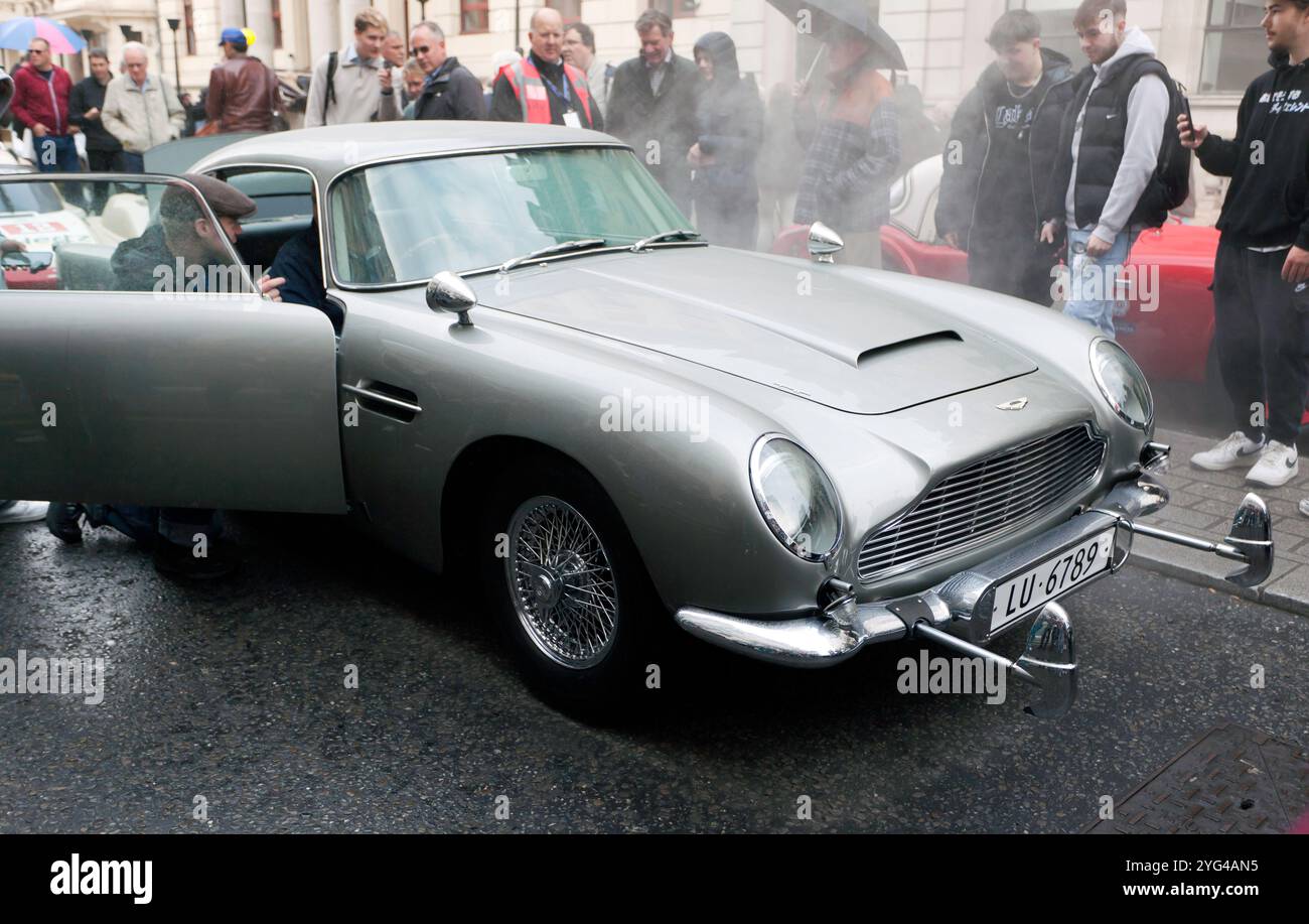 Générateur de fumée en démonstration sur l'Aston Martin DB5, utilisé pour promouvoir le film Goldfinger, en 1964, au St James Motoring spectacle 2024. Banque D'Images