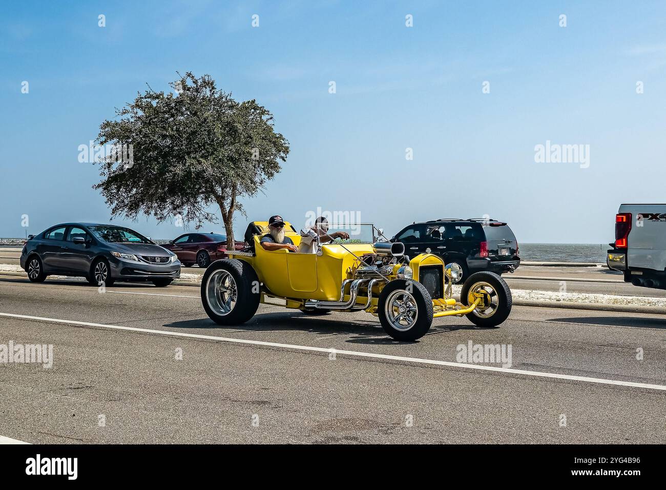 Gulfport, MS - 04 octobre 2023 : vue de coin avant grand angle d'une Ford T Bucket Hot Rod 1923 personnalisée lors d'un salon automobile local. Banque D'Images