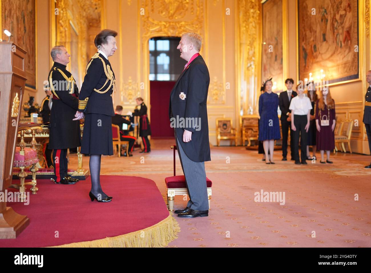 Le très honorable Sir Oliver Dowden, ancien vice-premier ministre, chancelier du duché de Lancastre et secrétaire d'État au Cabinet Office. Anciennement secrétaire d'État au numérique, à la culture, aux médias et aux sports, et président du Parti conservateur, est nommé chevalier Commandeur de l'ordre du bain par la princesse royale au château de Windsor, dans le Berkshire. Cet honneur reconnaît le service politique et public. Date de la photo : mercredi 6 novembre 2024. Banque D'Images