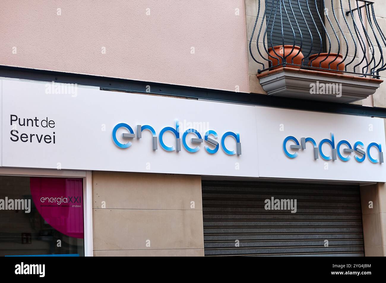 Viladecans. Espagne - 11 novembre 2024 : gros plan de l'enseigne du point de service Endesa, présentant le logo et le design moderne de l'entreprise. Parfait pour les affaires et Banque D'Images