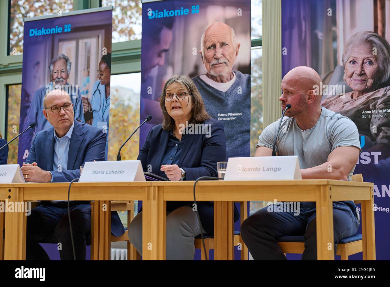 Die Diakonie Deutschland will mit der Pflegekampagne Sechs Bausteine fuer eine gute Pflegereform den Druck auf die Politik erhoehen. SIE forderte am Mittwoch, 06.11.2024, à Berlin eine Pflegevollversicherung, die soziale Absicherung pflegender Angehoeriger und eine gesetzliche Verpflichtung fuer Kommunen zu einer lokalen Altenhilfeplanung im Foto vom 06.11.2024 Pressekonferenz mit vorne vlnr. Kathrin Klinkusch, Diakonie-Pressesprecherin, Diakonie-Praesident Ruediger Schuch, die Diakonie-Sozialvorstaendin Maria Loheide und Ricardo Lange, Intensivpfleger und Pflege-Aktivist, und im Hintergrund Banque D'Images