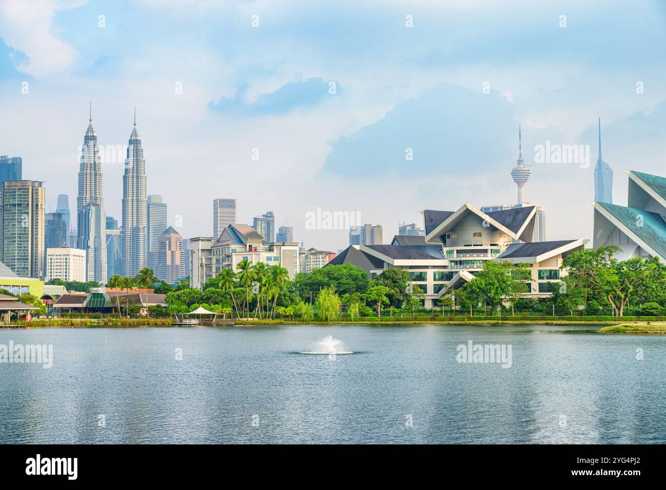 Superbe horizon de Kuala Lumpur. Lac pittoresque et fontaines Banque D'Images