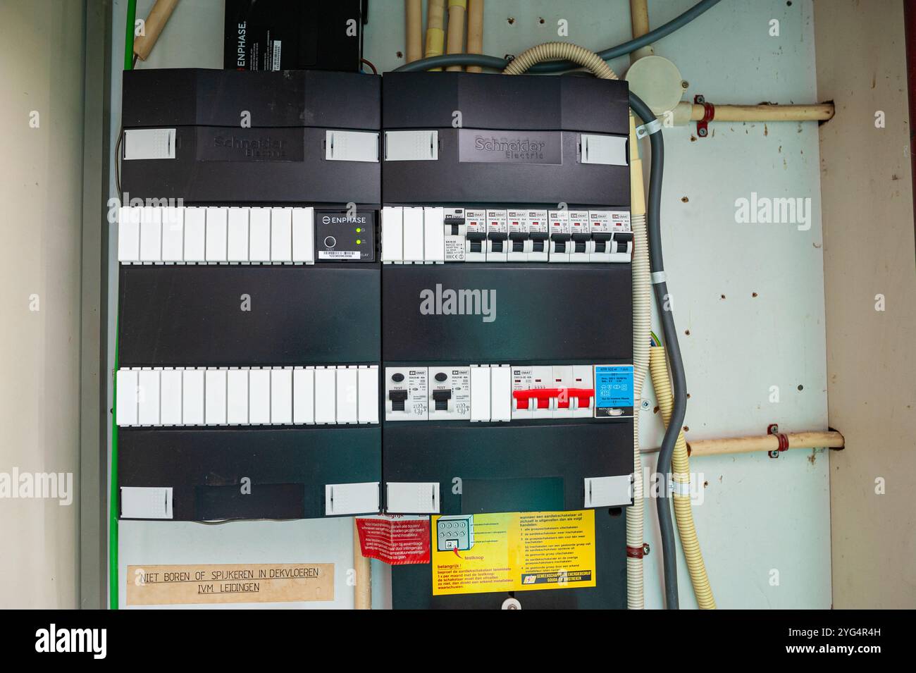 Panneau de commande avec compteurs d'énergie statique et disjoncteurs ou fusible. Banque D'Images