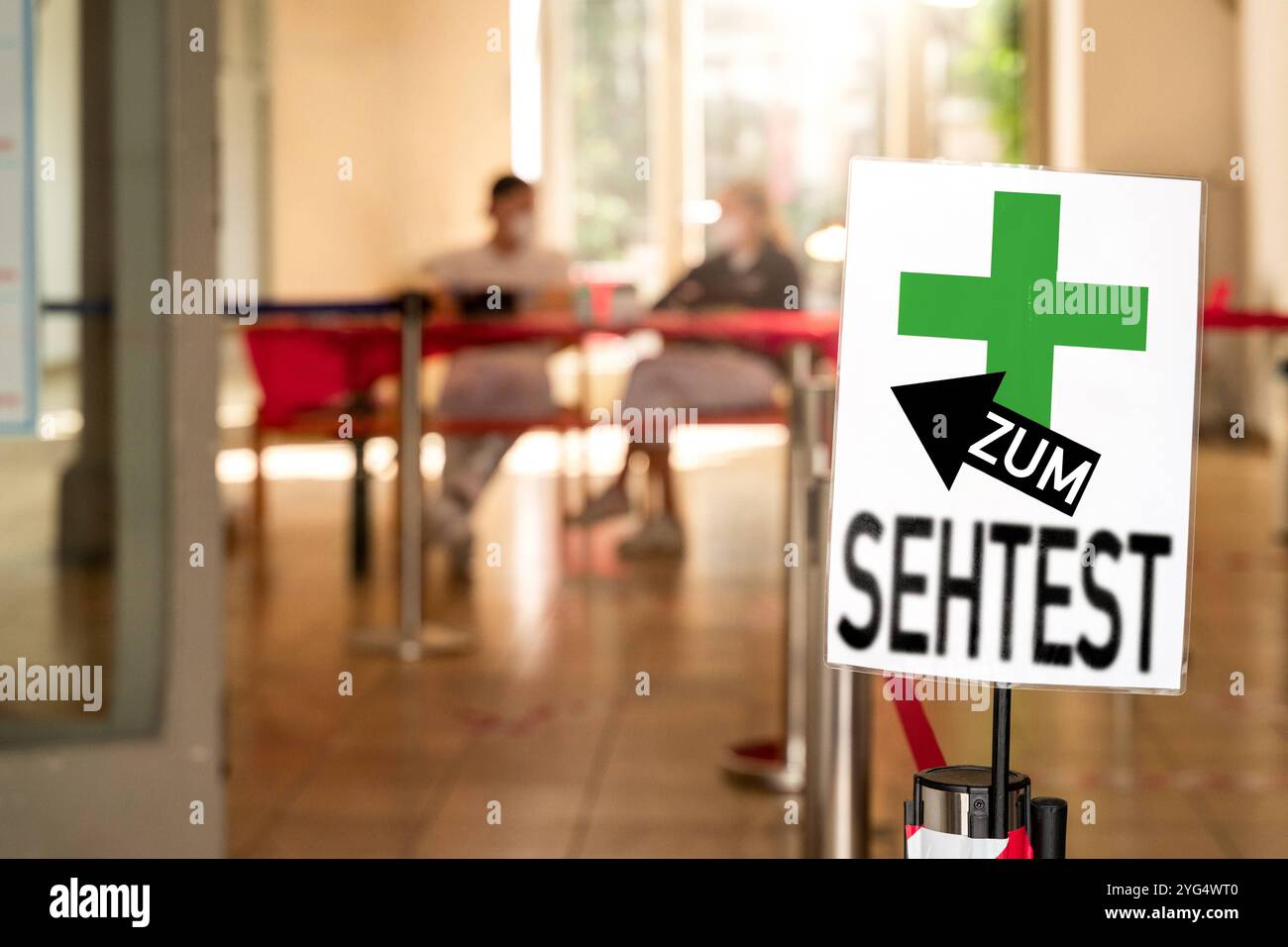 Allemagne - 20 juin 2024 : LE TEST DE LA SEE est écrit sur une pancarte d'un ophtalmologiste ou d'un opticien. Symbolise la mesure de la vision d'un ou des deux yeux pour vérifier si la vision ou le champ de vision a changé et si des lunettes ou des aides visuelles peuvent être nécessaires. PHOTOMONTAGE *** Zum SEHTEST steht auf einem Schild, eines Augenarztes, bzw. Eines Optikers. Symbolisiert Messung der Sehkraft einer oder beider Augen um zu prüfen, ob sich das Sehen, bzw. Sichtfeld verändert und man éventuell eine Brille, bzw. Sehhilfe benötigt. FOTOMONTAGE Banque D'Images