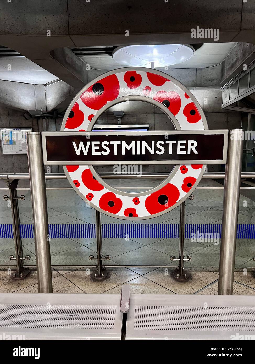 Métro de Londres, panneau de la station de métro Westminster décoré de coquelicots pour célébrer le jour du souvenir. Banque D'Images