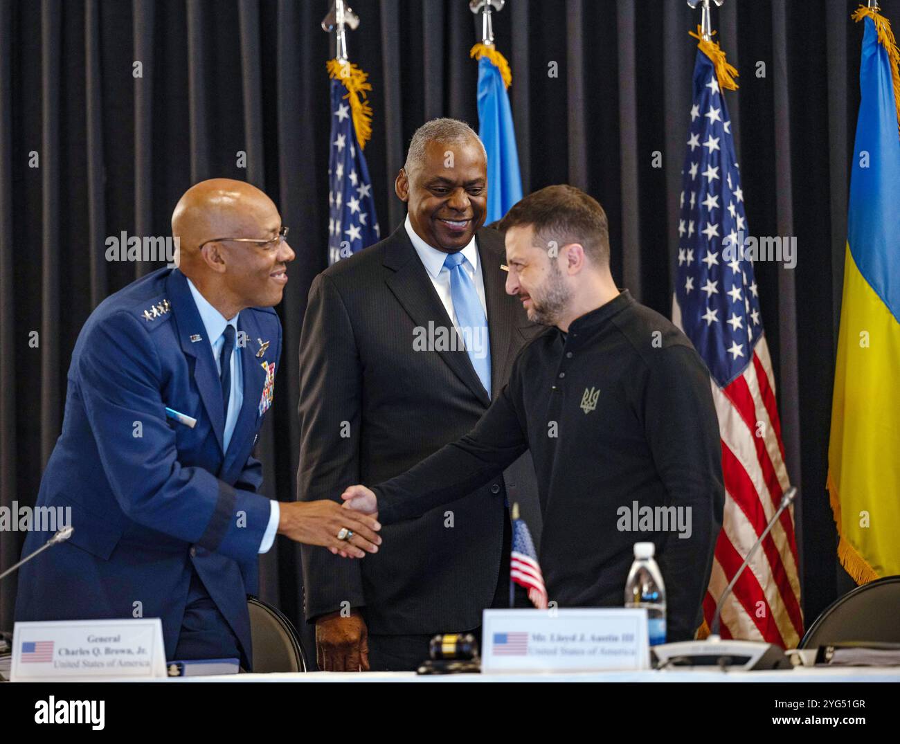 Le secrétaire à la Défense Lloyd J. Austin III et le général Charles Q. Brown Jr., président des chefs d'état-major interarmées, accueillent le président ukrainien Volodymyr Zelensky lors du groupe de contact pour la défense de l'Ukraine à la base aérienne de Ramstein, Allemagne, le 6 septembre 2024. Les dirigeants de la défense du monde entier montrent leur soutien indéfectible à l’Ukraine depuis l’assaut de la Russie contre la démocratie et l’ordre international en Ukraine lors de la réunion de l’UDCG. (Photo de l'US Air Force par Airman 1st Class Eve Daugherty) Banque D'Images
