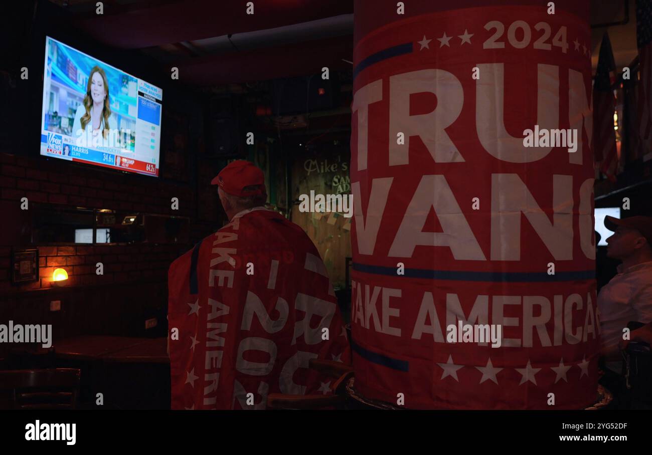 JÉRUSALEM - 6 NOVEMBRE : les partisans du candidat républicain à la présidentielle, l'ancien président Donald Trump, regardent la télévision diffusant la couverture de l'élection présidentielle américaine de 2024 lors d'une soirée de veille électorale au bar Mike's place le 6 novembre 2024 à Jérusalem. Les Américains ont voté aujourd’hui dans la course présidentielle entre le candidat républicain, l’ancien président Donald Trump, et le candidat démocrate, le vice-président Kamala Harris, ainsi que lors de multiples élections étatiques qui détermineront l’équilibre des pouvoirs au Congrès. Banque D'Images