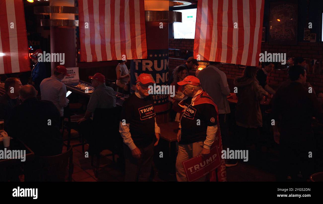 JÉRUSALEM - 6 NOVEMBRE : des partisans du candidat républicain à la présidence, l'ancien président Donald Trump, assistent à une soirée de veille électorale au bar Mike's place le 6 novembre 2024 à Jérusalem. Les Américains ont voté aujourd’hui dans la course présidentielle entre le candidat républicain, l’ancien président Donald Trump, et le candidat démocrate, le vice-président Kamala Harris, ainsi que lors de multiples élections étatiques qui détermineront l’équilibre des pouvoirs au Congrès. Banque D'Images